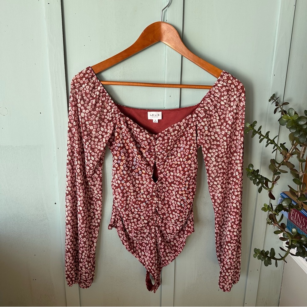 Le Lis Floral Long Sleeve Tie-Front Bodysuit in Mauve and White